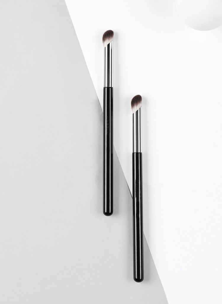 Angled Concealer Brush